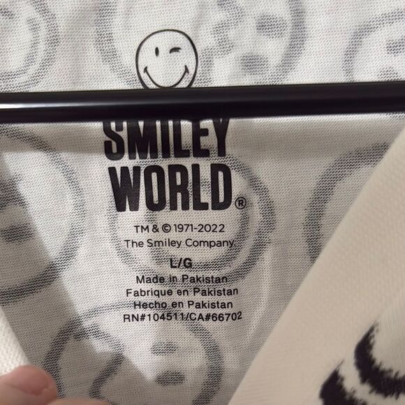 NWT SmileyWorld Graphic Tee Unisex Adult Size Large - Picture 2 of 6